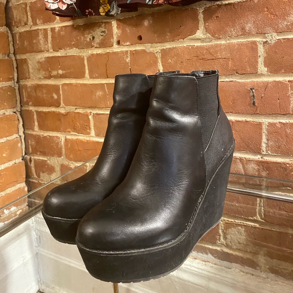 Shelly’s black leather ankle wedges 🖤 US 7.5 EU 38